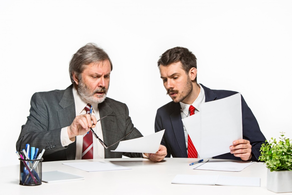 two-colleagues-working-together-office_155003-2497.jpg очки