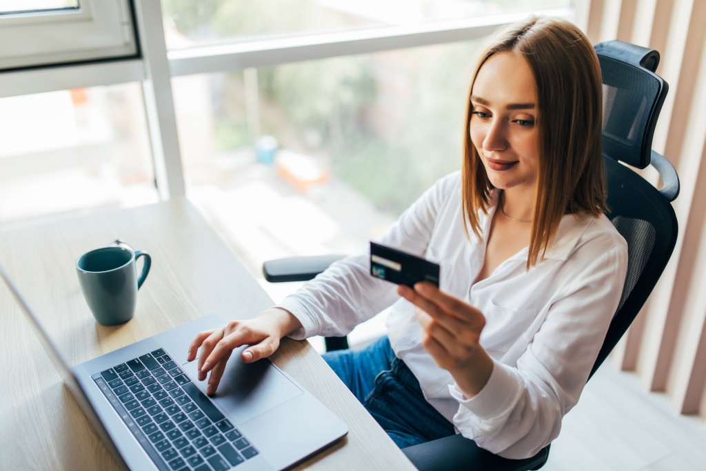 portrait-woman-holding-credit-card-using-laptop-home.jpg оплата