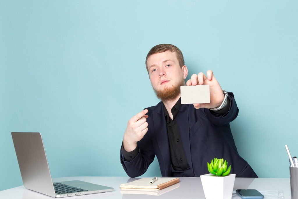 front-view-young-attractive-male-with-beard-black-dark-classic-modern-suit-using-laptop-showing-white-card-blue-space_140725-12756.jpg костюм