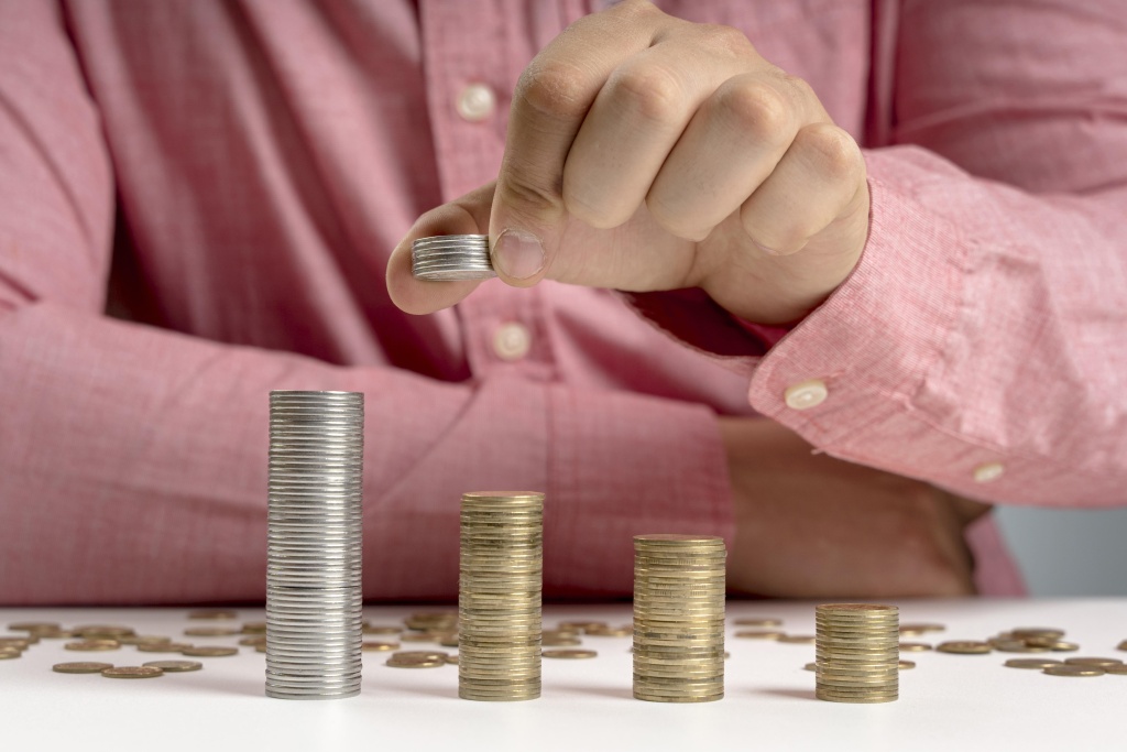 man-arranging-stack-coins.jpg монеты