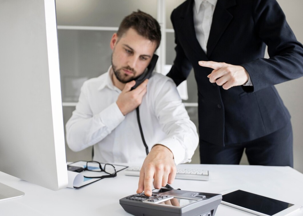 businessman-working-hard-office_23-2148738327.jpg костюм