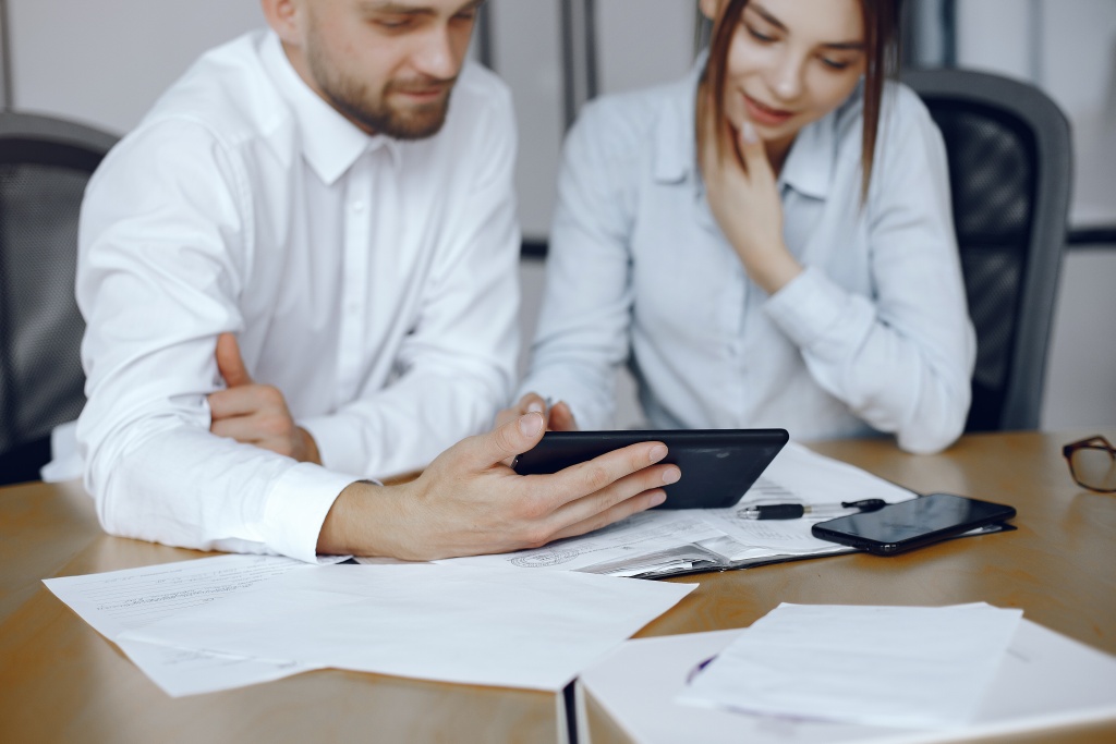 man-with-tablet-business-partners-business-meeting-people-sitting-table.jpg сотрудники
